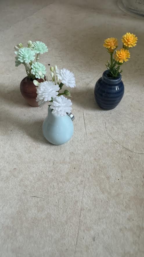VASE W/ FLOWER MAGNETS